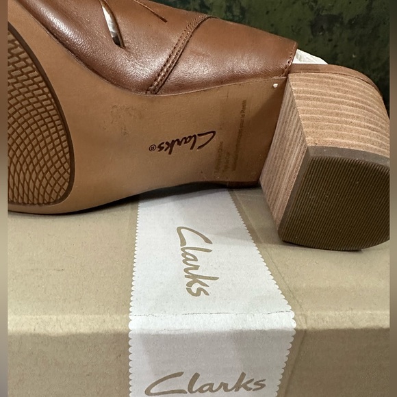 Clarks NWB Deloria Ivy Tan Leather Cuir Brun Heel Bootie Sandal size 7 - Picture 12 of 15